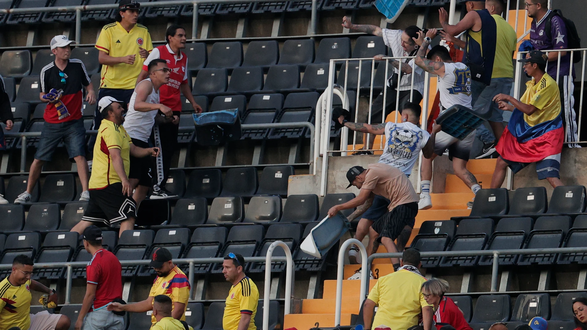 VALENCIA, 16/03/2023.- Aficionados colombianos e iraquíes se enfrentan en las gradas durante el encuentro amistoso entre las selecciones de Colombia e Irak, este viernes en el estadio de Mestalla, en Valencia. EFE/ Manuel Bruque