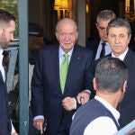 Don Juan Carlos I en Ginebra saliendo de su hotel 