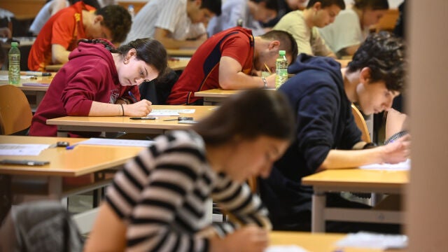 Estudiantes realizando las pruebas de la EBAU