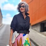 Carmen Gimeno con la falda de Zara que no va a llegar a las rebajas de verano 2023.