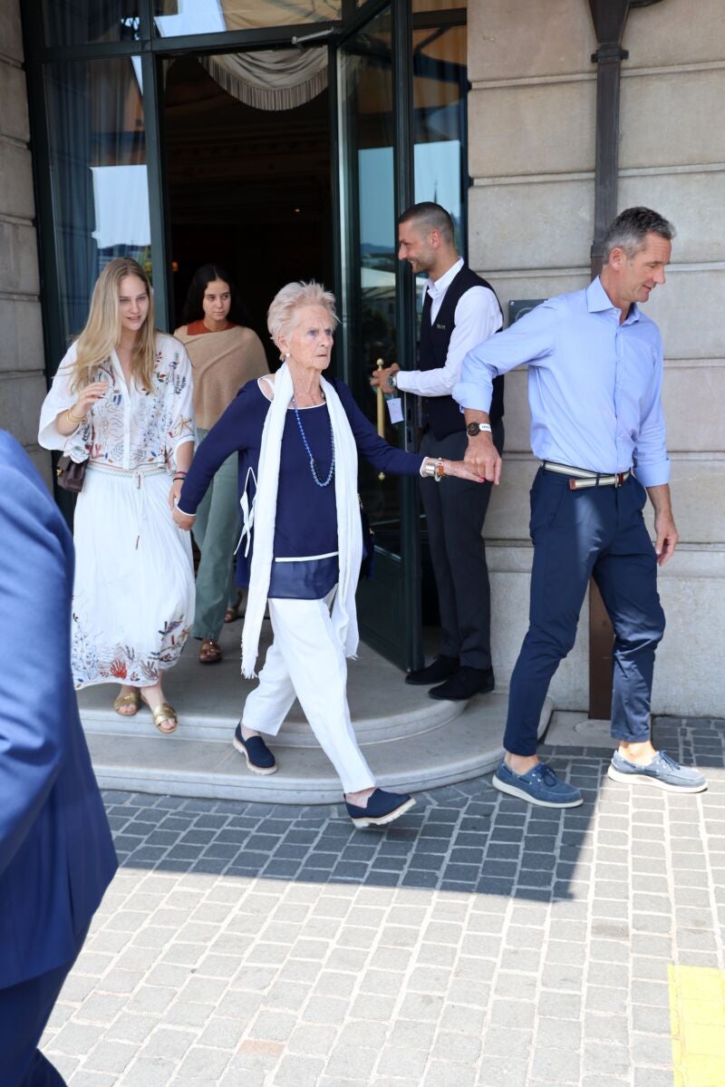 Victoria Federica, Irene Urdangarin, Claire Liebaert Courtois e Iñaki Urdangarin saliendo del hotel el día de la graduación de Irene, a 16 de junio de 2023, en Ginebra (Suiza). GRADUACIÓN;HOTEL;FAMILIA REAL;INFANTA CRISTINA;16 JUNIO 2023