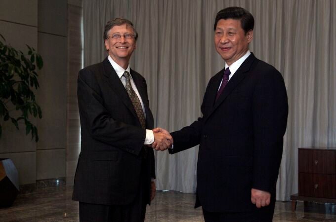 China's President Xi Jinping (R) shakes hands with Microsoft founder Bill Gates before their meeting during the annual Boao Forum for Asia (BFA) conference in Boao town, Hainan