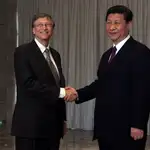 China&#39;s President Xi Jinping (R) shakes hands with Microsoft founder Bill Gates before their meeting during the annual Boao Forum for Asia (BFA) conference in Boao town, Hainan