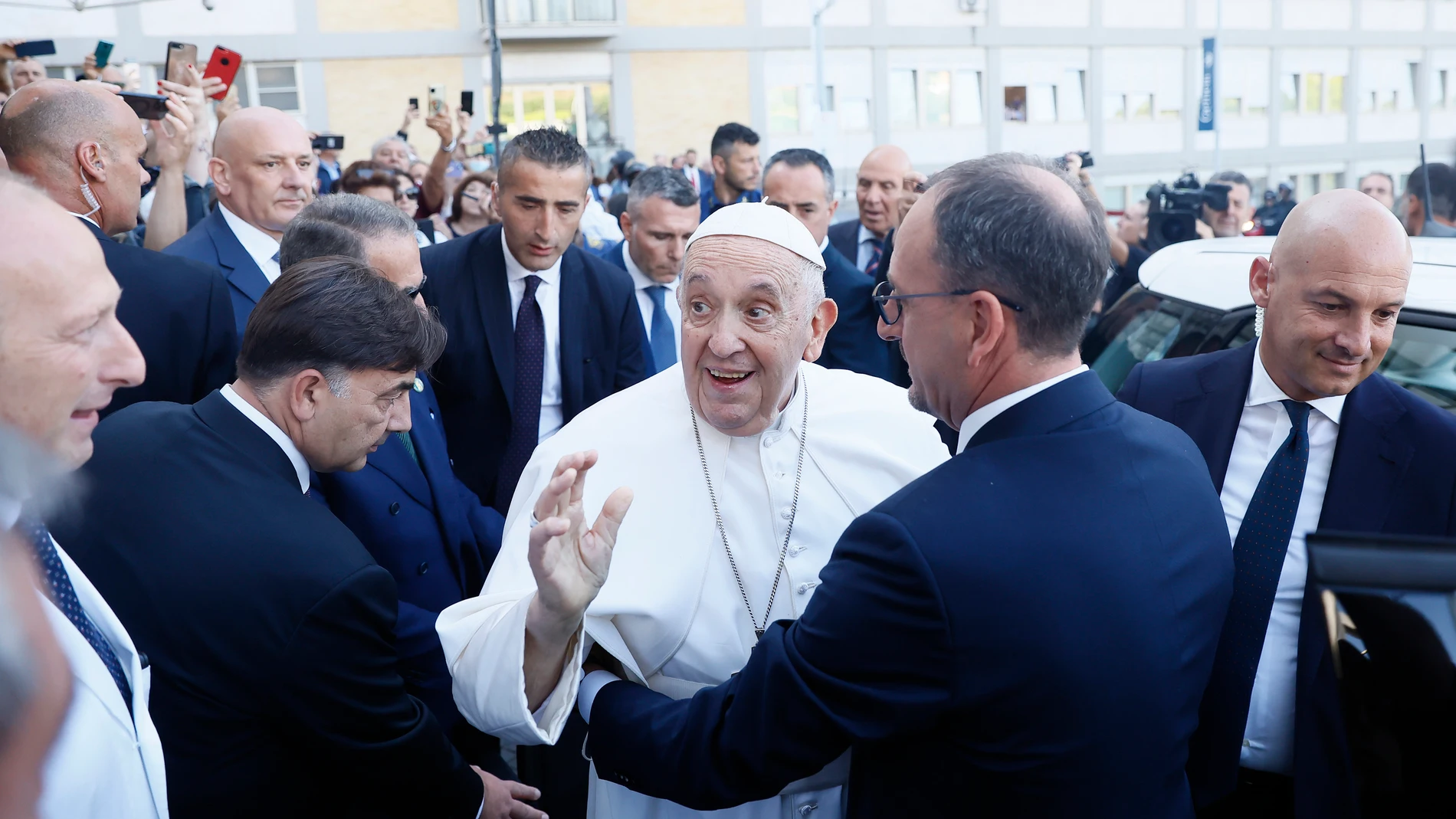 Vaticano.- El cirujano que ha operado al Papa: "Ahora podrá hacer todo con más fuerza que antes"