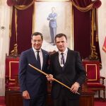 Bruno García y Juanma Moreno posan tras ser el primero investido alcalde