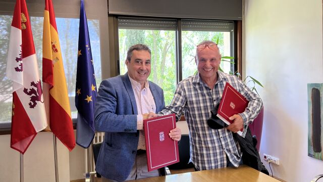 El director general del Instituto Tecnológico Agrario de Castilla y León (Itacyl), Rafael Sáez, y el presidente de la comunidad de regantes La Carrera, José Antonio Escudero