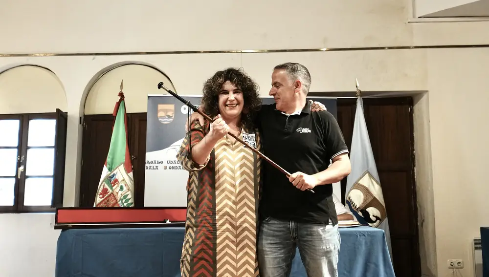 La nueva alcaldesa de Ondarroa Urtza Alkorta recoge la makilla de manos de su predecesor Zunbeltz Bedialauneta