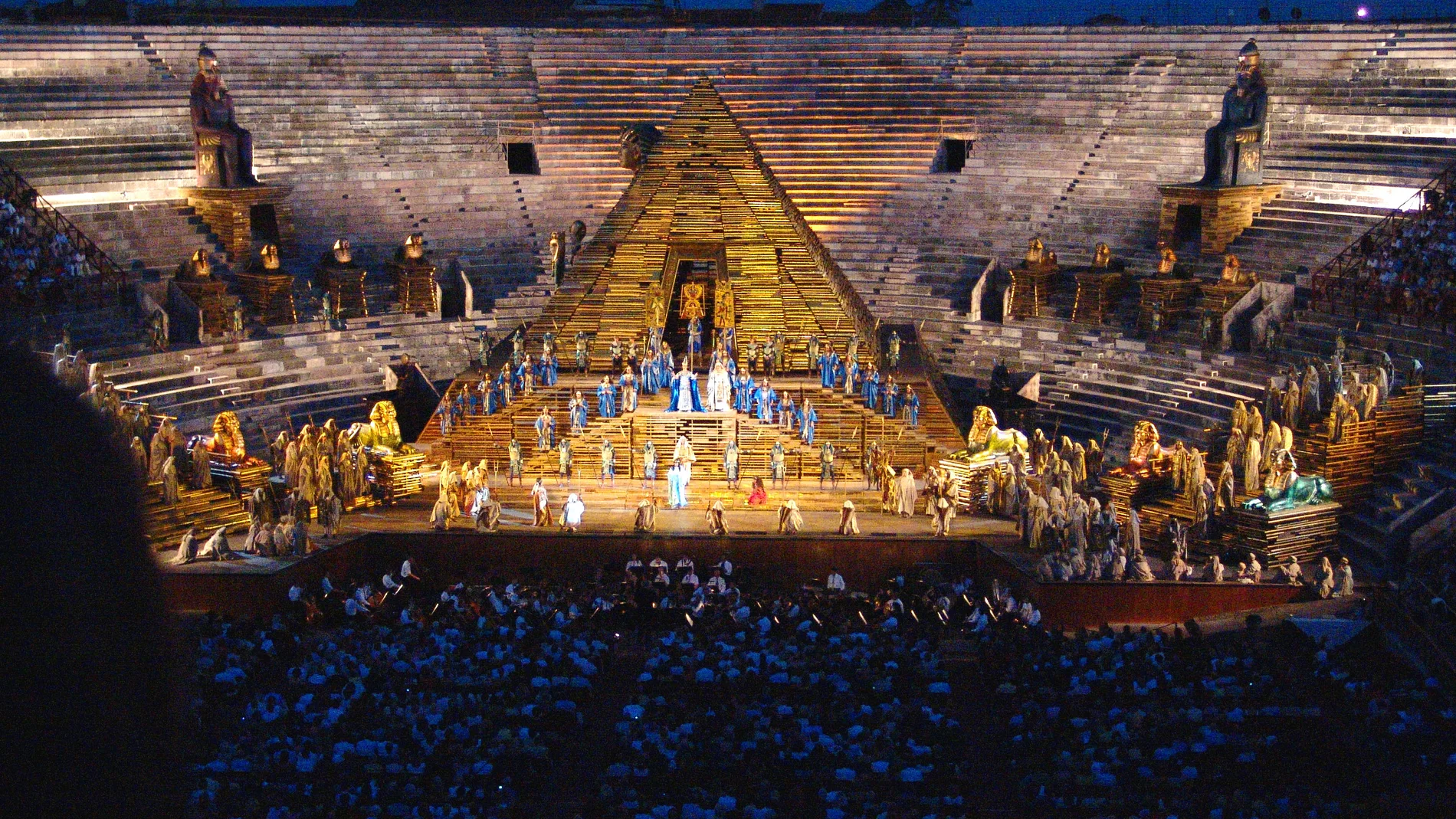 La mítica Arena de Verona, durante una representación de la "Aida" de Verdi
