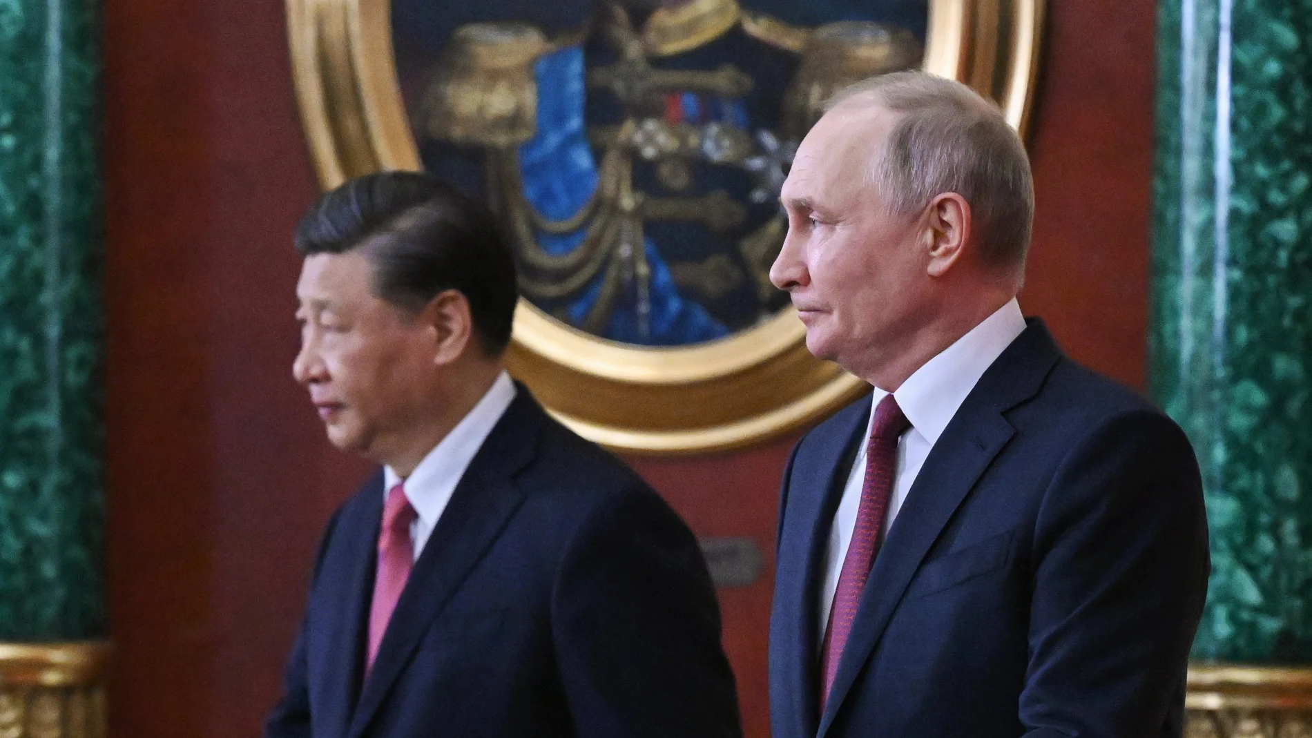 Moscow (Russian Federation), 20/03/2023.- Chinese President Xi Jinping (L) and Russian President Vladimir Putin (R) enter a hall for the documents signing ceremony after their Russia - China talks at the Kremlin in Moscow, Russia, 21 March 2023. Chinese President Xi Jinping arrived in Moscow on a three-day visit, which will last from March 20 to 22, according to Russian and Chinese state agencies. Xi Jinping visits Russia on improving joint partnership and developing key areas of Russian-Chinese economic cooperation. 