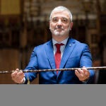 El nuevo alcalde de Barcelona, Jaume Collboni, muestra su vara de alcalde tras ser proclamado en el cargo durante el pleno de constitución del nuevo consistorio, en el Ayuntamiento de Barcelona (Cataluña, España) el 17 de junio de 2023