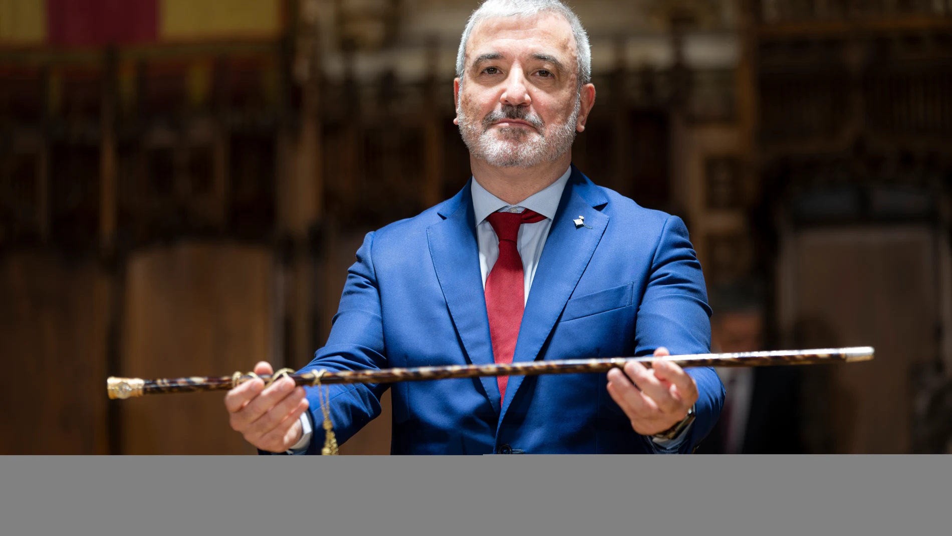 El nuevo alcalde de Barcelona, Jaume Collboni, muestra su vara de alcalde tras ser proclamado en el cargo durante el pleno de constitución del nuevo consistorio, en el Ayuntamiento de Barcelona (Cataluña, España) el 17 de junio de 2023 Lorena Sopêna / Europa Press 17/06/2023