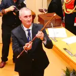 El nuevo alcalde de Segovia, José Mazarías, muestra el bastón de mando.