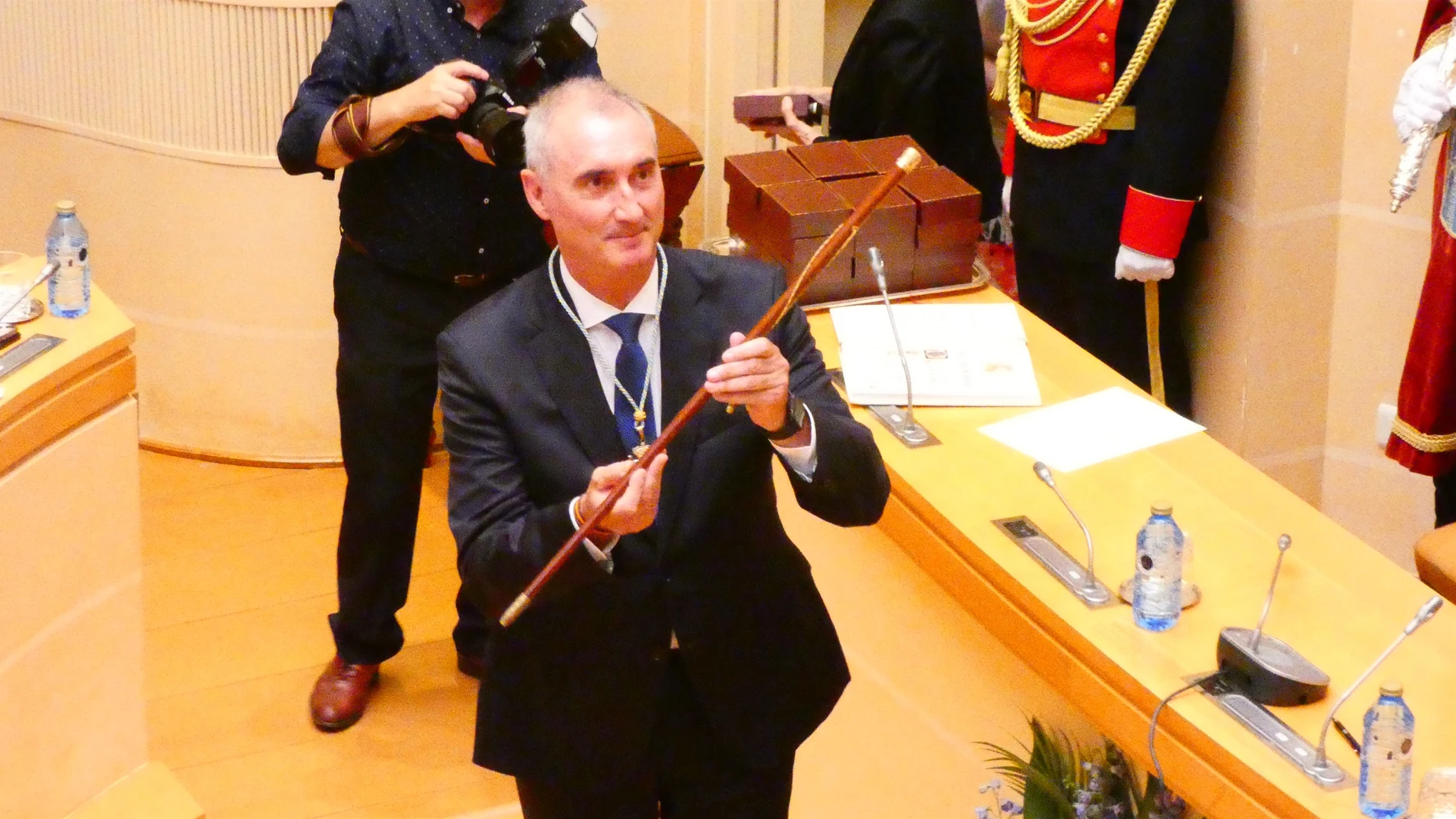 El nuevo alcalde de Segovia, José Mazarías, muestra el bastón de mando. EUROPA PRESS 17/06/2023