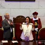 Catalá muestra el bastón de alcaldesa que Ribó se negó a utilizar