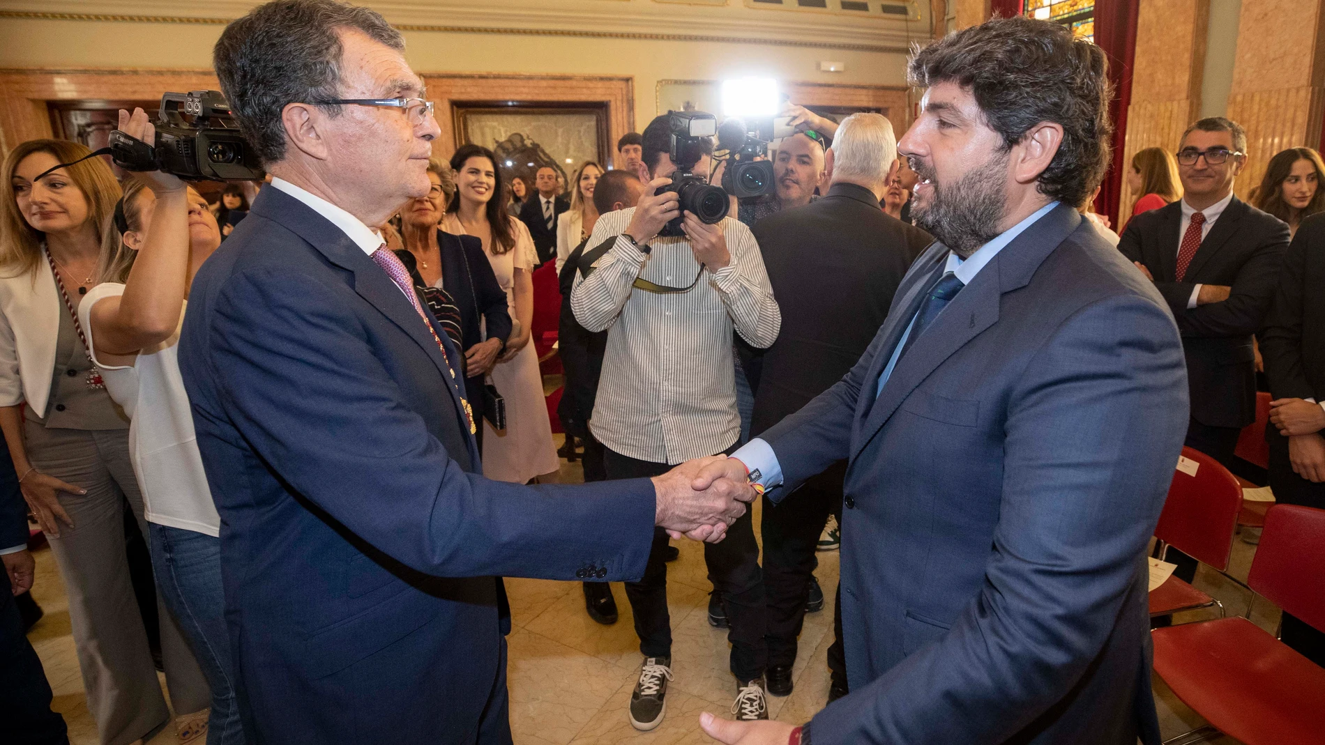El presidente de la Región, saluda al nuevo alcalde de Murcia, José Ballesta