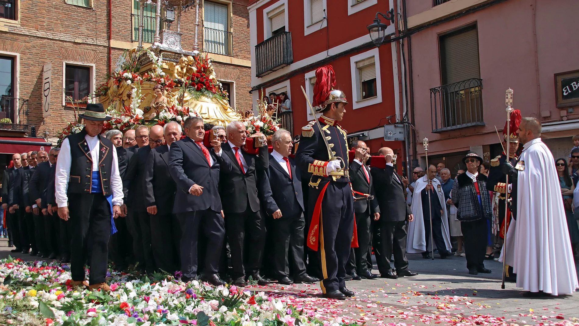 El Corpus Chico de León llena de tradición y flores las calles de la ciudad