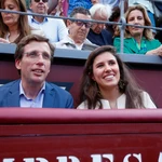 Teresa Urquijo, la novia de Almeida, sorprendía con un look de lo más sencillo y favorecedor en la Plaza de las Ventas