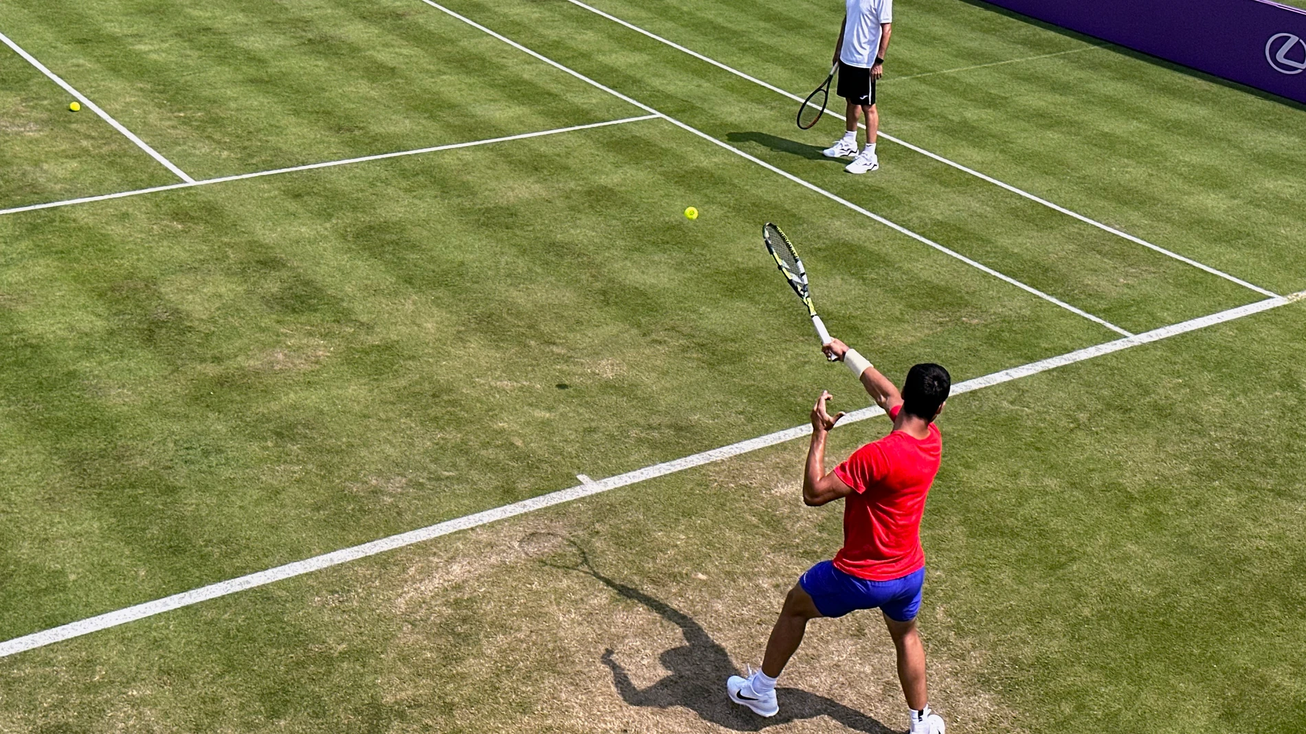 LONDRES, 18/06/2023.- El tenista murciano Carlos Alcaraz se ha entrenado sobre hierba este domingo en Londres, donde tomará parte la semana que viene en el torneo de Queens para luego disputar el tercer Grand Slam de la temporada, el de Wimbledon, que se disputará del 3 al 16 de julio en la capital inglesa. EFE/Manuel Sánchez 