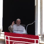 El Papa reaparece ante los fieles para rezar el ángelus y agradece todo el afecto recibido