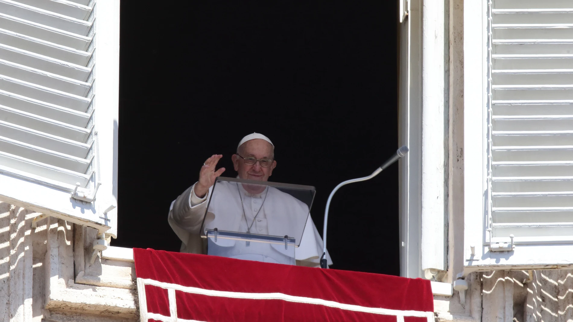 El Papa reaparece ante los fieles para rezar el ángelus y agradece todo el afecto recibido