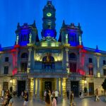 Imagen de la fachada del Ayuntamiento de Valencia iluminado con los colores de la Senyera, la bandera valenciana