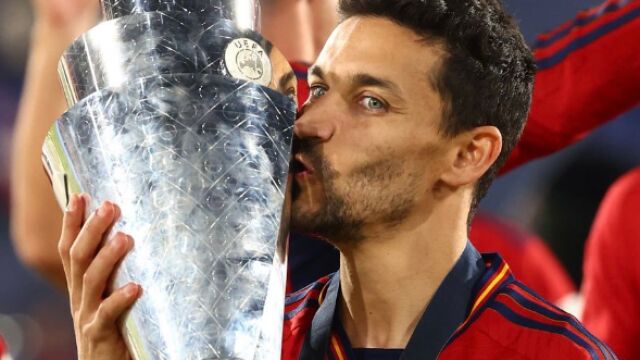 Jesús Navas besa el título de la UEFA Nations League