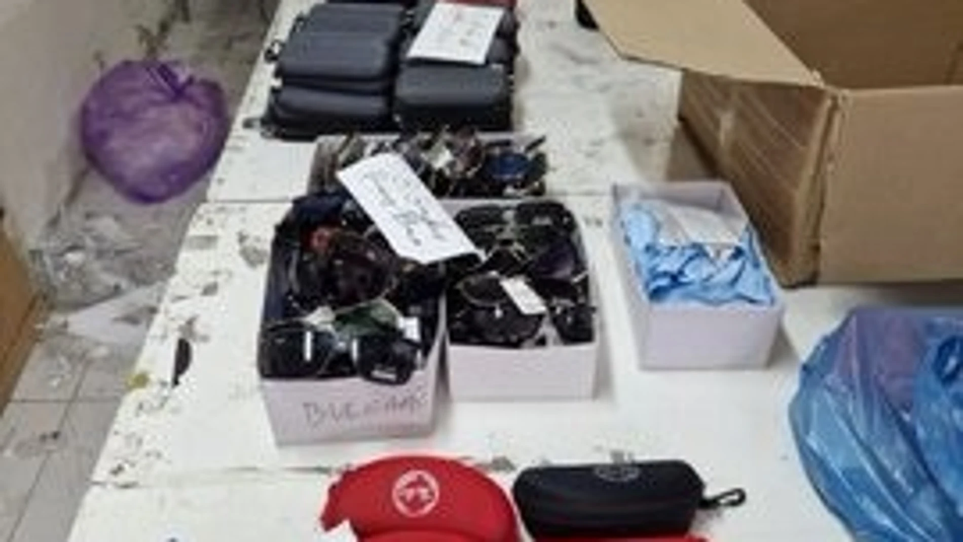 Tres detenidos por utilizar a niños de 9 a 12 años en un taller ilegal de estampación de marcas conocidasPOLICÍA MUNICIPAL DE MADRID19/06/2023