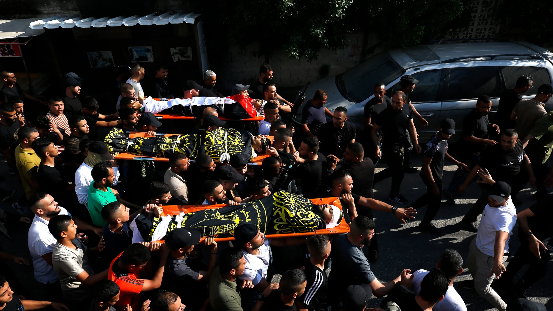 Jenin (-), 19/06/2023.- The bodies of Palestinians killed in an Israeli army raid are carried during the funeral in the West Bank city of Jenin, 19 June 2023. Israeli forces announced in a statement on 19 June, that they conducted a raid to 'apprehend two wanted suspects' in the city of Jenin. In a rare move, they used helicopters to open fire at what they described as armed gunmen. Israeli forces accused Palestinian gunmen of hurling at them 'large numbers of explosive devices', prompting th...