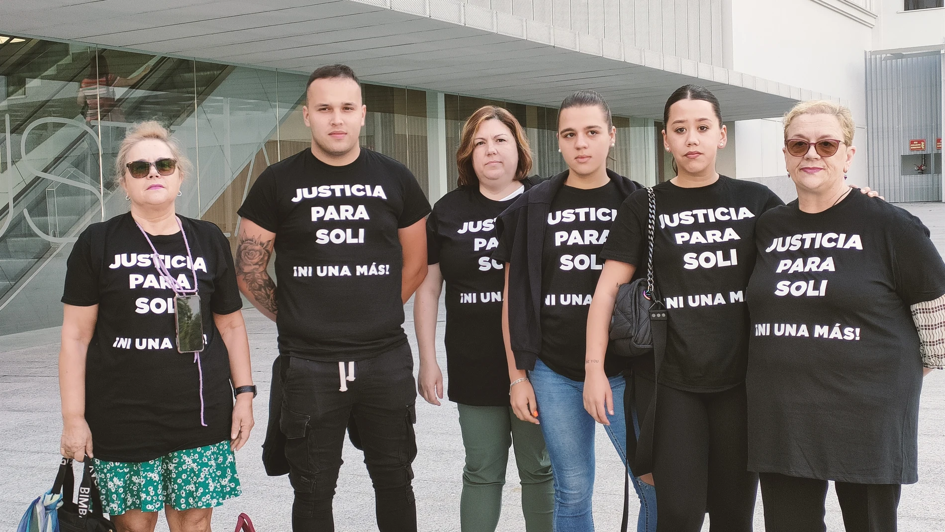 Hermanas y otros familiares de Soledad R.V., presuntamente asesinada por su marido en Gondomar, en diciembre de 2020, concentrados a las puertas de los juzgados de Vigo con motivo del juicio por este crimen.EUROPA PRESS20/06/2023