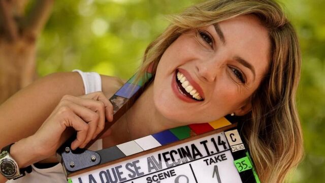 La bella Paloma Bloyd posa con una claqueta de 'LQSA'