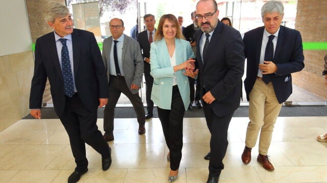 La consejera de Educación, Rocío Lucas, junto al alcalde de Ponferrada, Marco Morala,, durante el acto de entrega de los Premios Plan TCUE Transferencia de Conocimiento Universidad-Empresa 2022 en Ponferrada