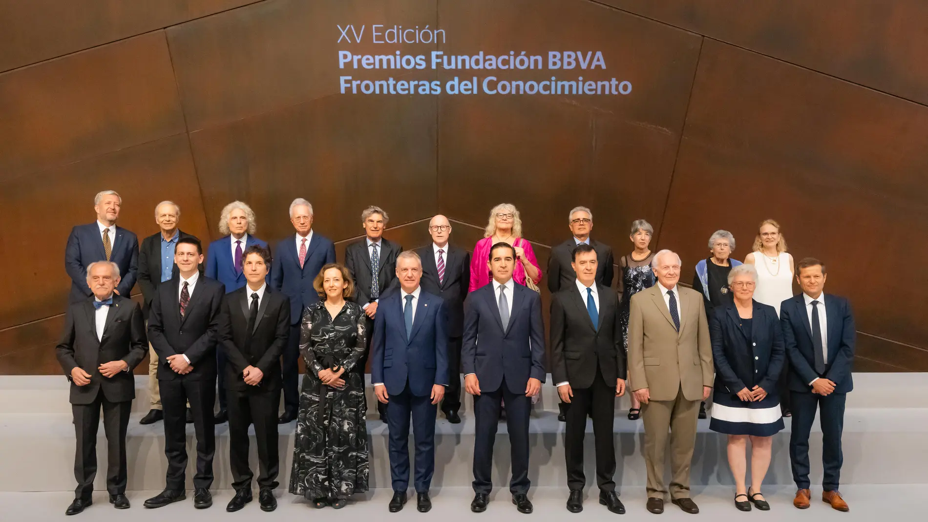 En el centro de la imagen, la presidenta del CSIC, Eloísa del Pino; el Lehendakari, Íñigo Urkullu; el presidente de la Fundación BBVA, Carlos Torres Vila; y el director de la Fundación BBVA, Rafael Pardo, con los premiados.