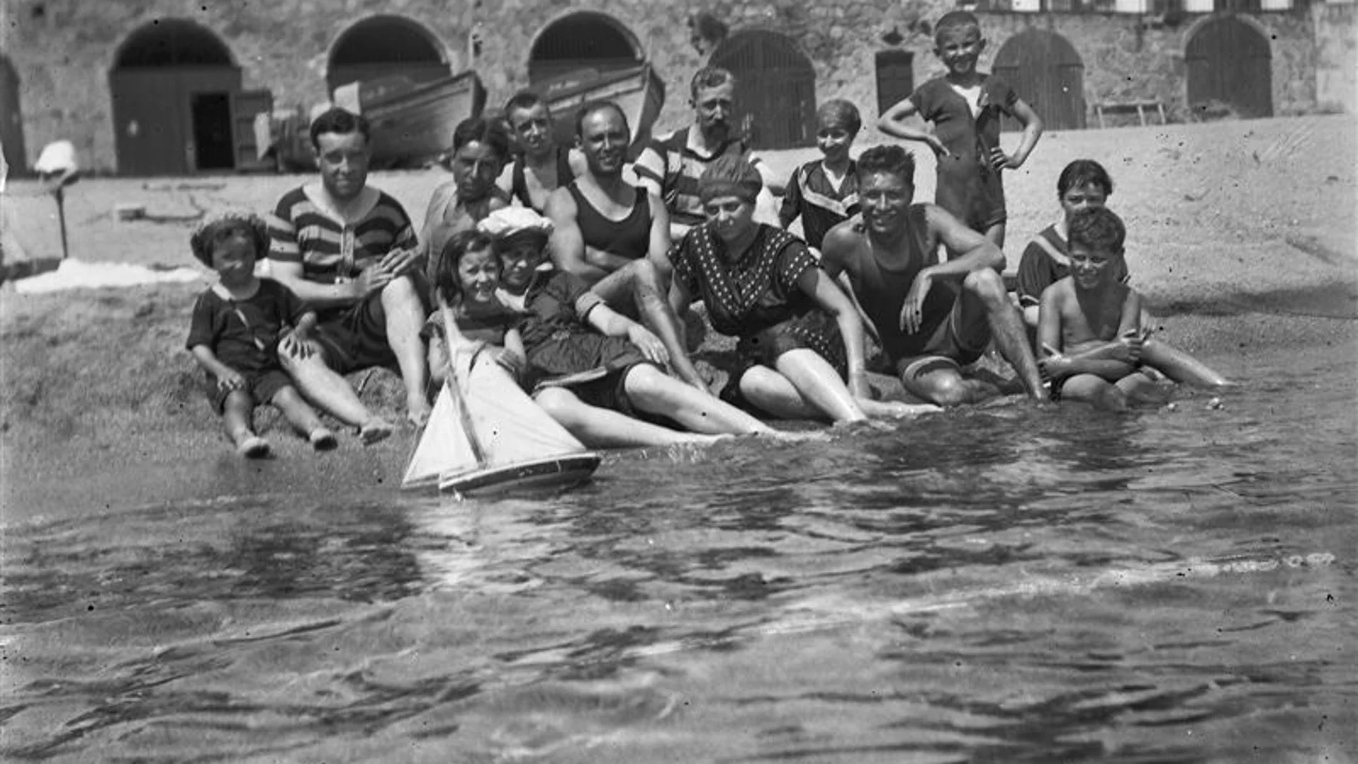 Josep Pla, tercero por la derecha, en unas vacaciones de verano