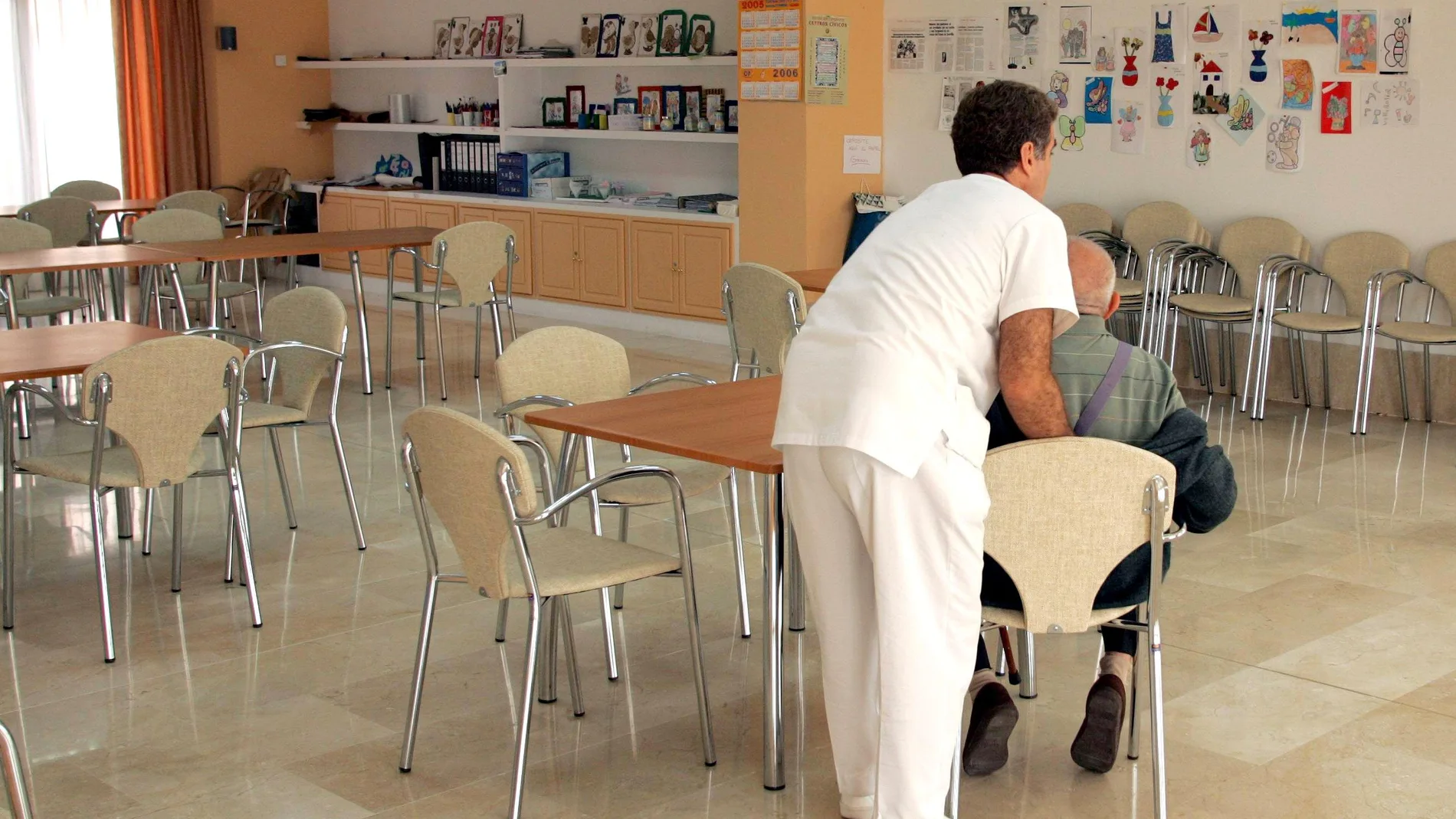Un enfermero ayuda a una persona mayor en una residencia de ancianos de Valladolid