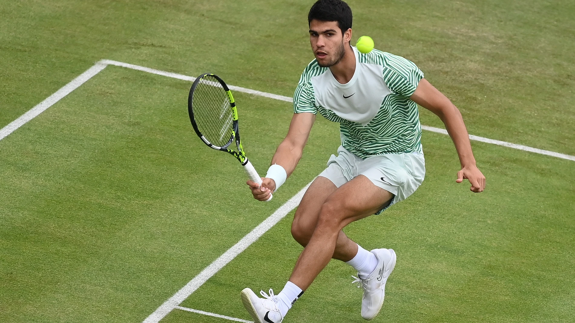 London (United Kingdom), 20/06/2023.- Spain'Äôs Carlos Alcaraz in action against Arthur Rinderknech of France during their Round of 32 match at the Cinch Championship tennis tournament in London, Britain, 20 June 2023. (Tenis, Francia, España, Reino Unido, Londres) EFE/EPA/ANDY RAIN