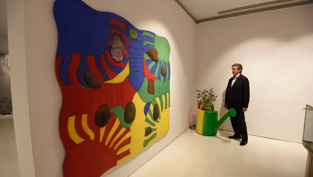 El presidente de la Fundación, Valentín Madariaga, junto a dos de las obras expuestas en la nueva muestra revisada por Pepe Cobo