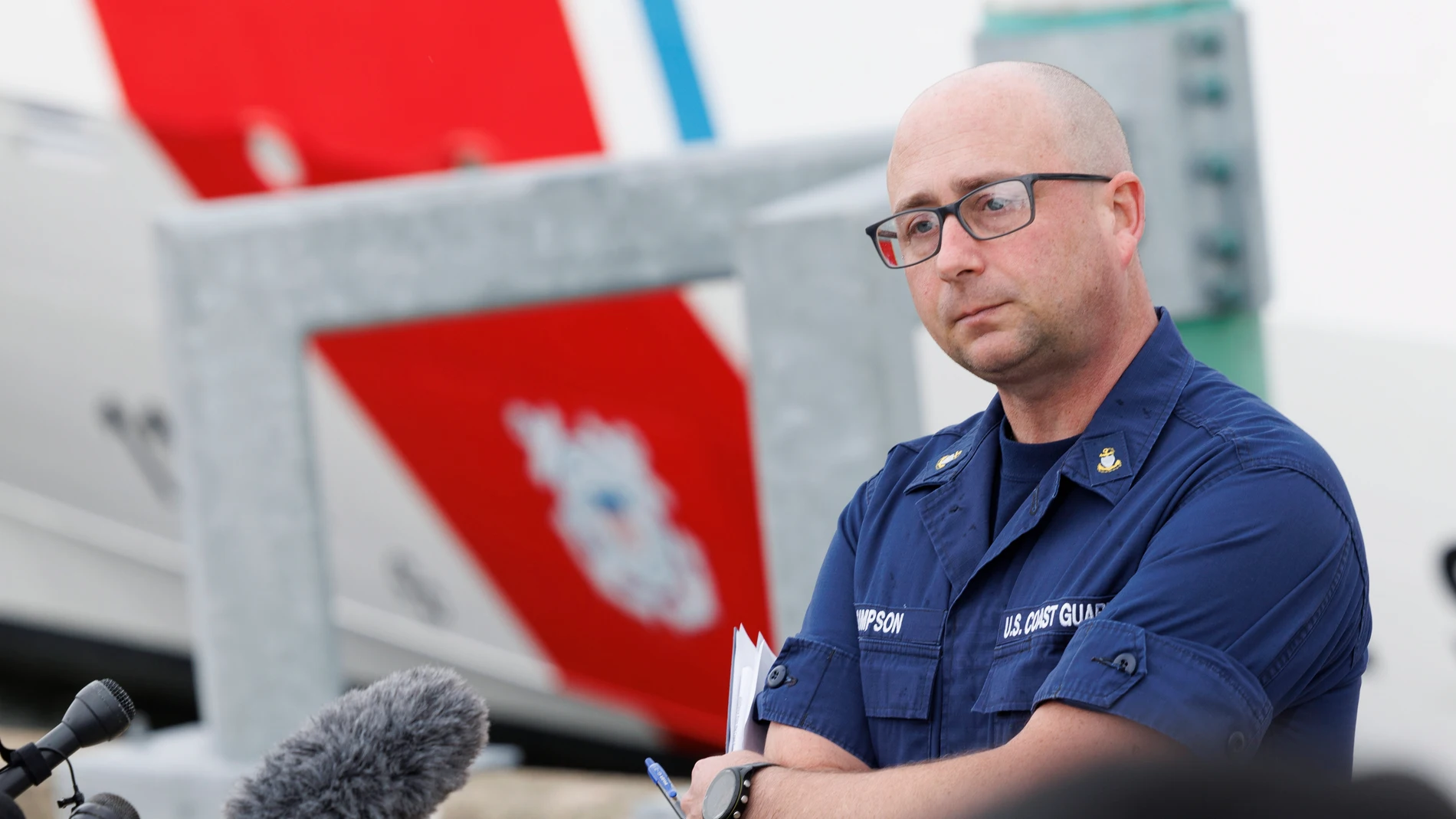 Boston (United States), 20/06/2023.- Chief Petty Officer Robert Simpson of the First Coast Guard District takes questions during news conference regarding the ongoing search for a submersible, on the pier at Coast Guard Base Boston, in Boston, Massachusetts, USA, 20 June 2023. The United States Coast Guard, along with Canadian authorities, is searching the ocean depths for a submersible with Ocean Gate Expeditions, carrying tourists visiting the Titanic wreckage, 900 miles (1500 km) off the c...