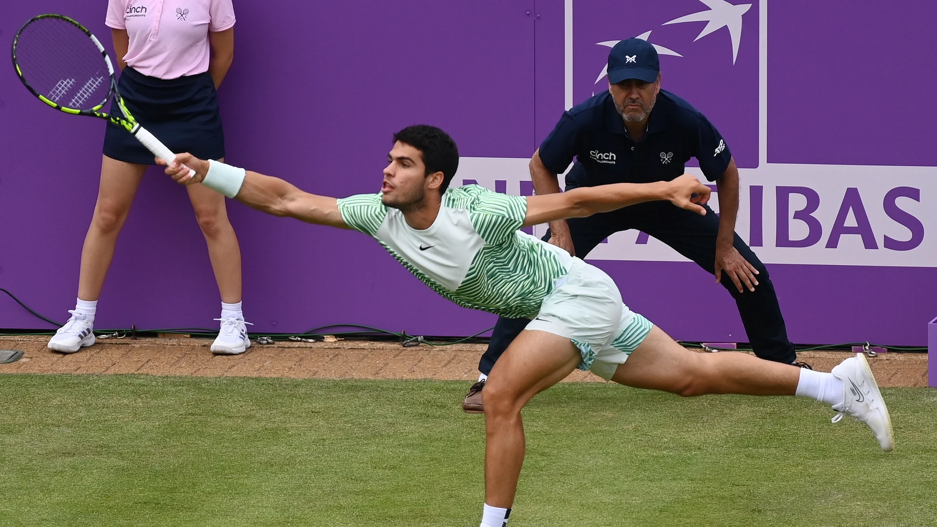 London (United Kingdom), 20/06/2023.- Carlos Alcaraz of Spain in action during his Round of 32 match against Arthur Rinderknech of France at the Cinch Championship tennis tournament in London, Britain, 20 June 2023. (Tenis, Francia, España, Reino Unido, Londres) EFE/EPA/ANDY RAIN