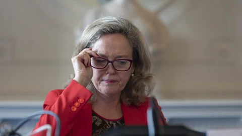 La vicepresidenta primera y ministra de Asuntos Económicos y Transformación Digital, Nadia Calviño, durante la inauguración del "XL Seminario de la Asociación de Periodistas de Información Económica (APIE)", incluido en la programación de los cursos de verano la Universidad Internacional Menéndez Pelayo (UIMP), en el Palacio de La Magdalena en Santander.
