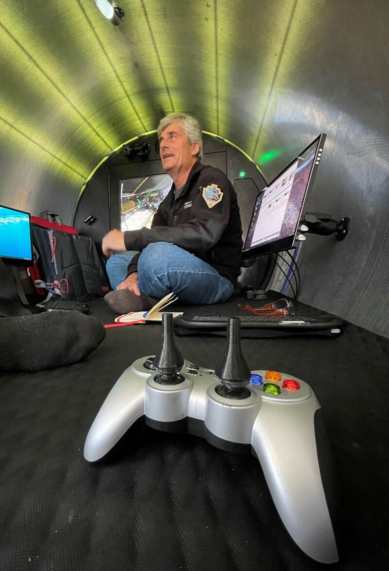Stockton Rush, CEO de OceanGate Expeditions y uno de los desaparecidos, en el interior del Titan con el Logitech F110 modificado.