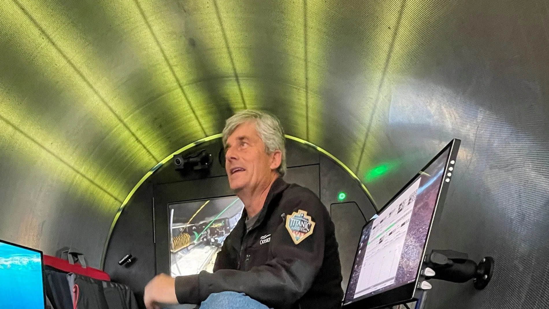 Stockton Rush, CEO de OceanGate Expeditions y uno de los desaparecidos, en el interior del Titan con el Logitech F110 modificado.