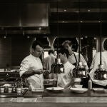 El chef Andrés Fernández, en el restaurante The View junto a su equipo