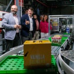 Mañueco durante su visita al centro logístico de Mercadona en León