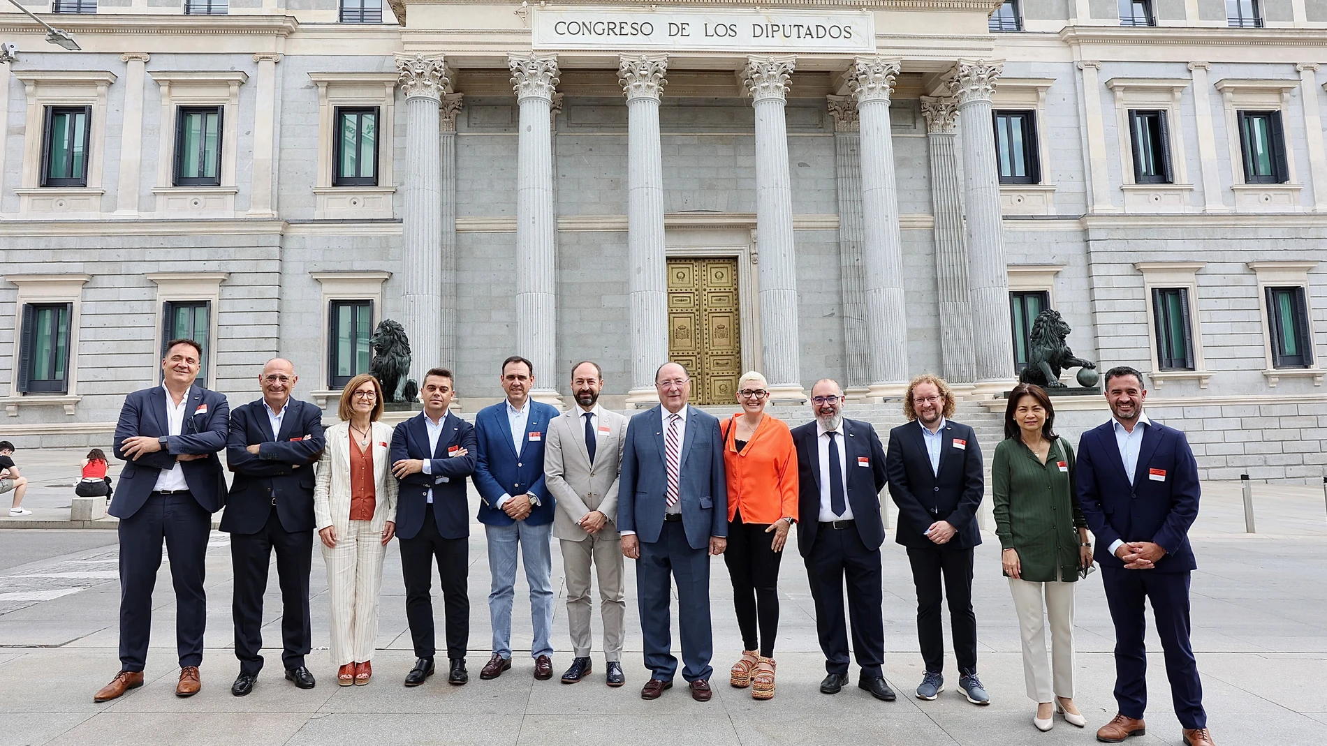 La junta directiva de la Asociación de la Industria Alimentaria de Castilla y León, Vitartis, se reúne en el Congreso de los Diputados