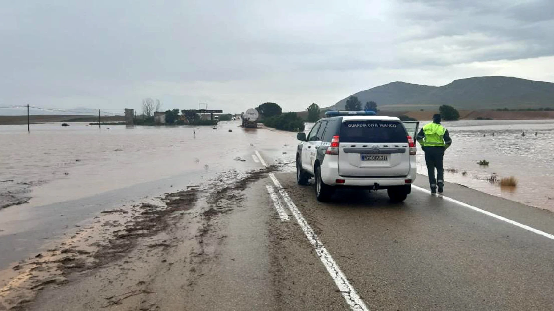 Carretera cortada por las inundaciones en el término municipal de Almenar (Soria)