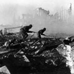 Ofensiva de los soldados rusos en enero de 1943 en Stalingrado. Destaca al fondo el edificio de los ferroviarios, que se hizo célebre durante la batalla