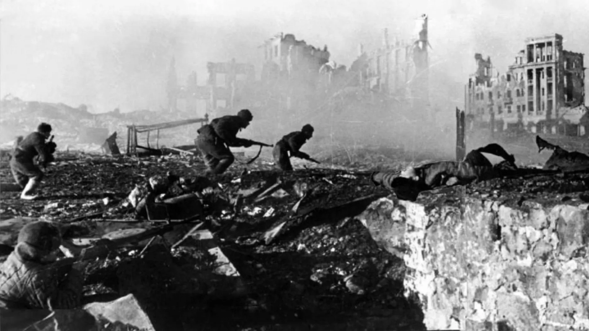 Ofensiva de los soldados rusos en enero de 1943 en Stalingrado. Destaca al fondo el edificio de los ferroviarios, que se hizo célebre durante la batalla