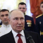 Vladimir Putin visita a graduados militares en Moscú