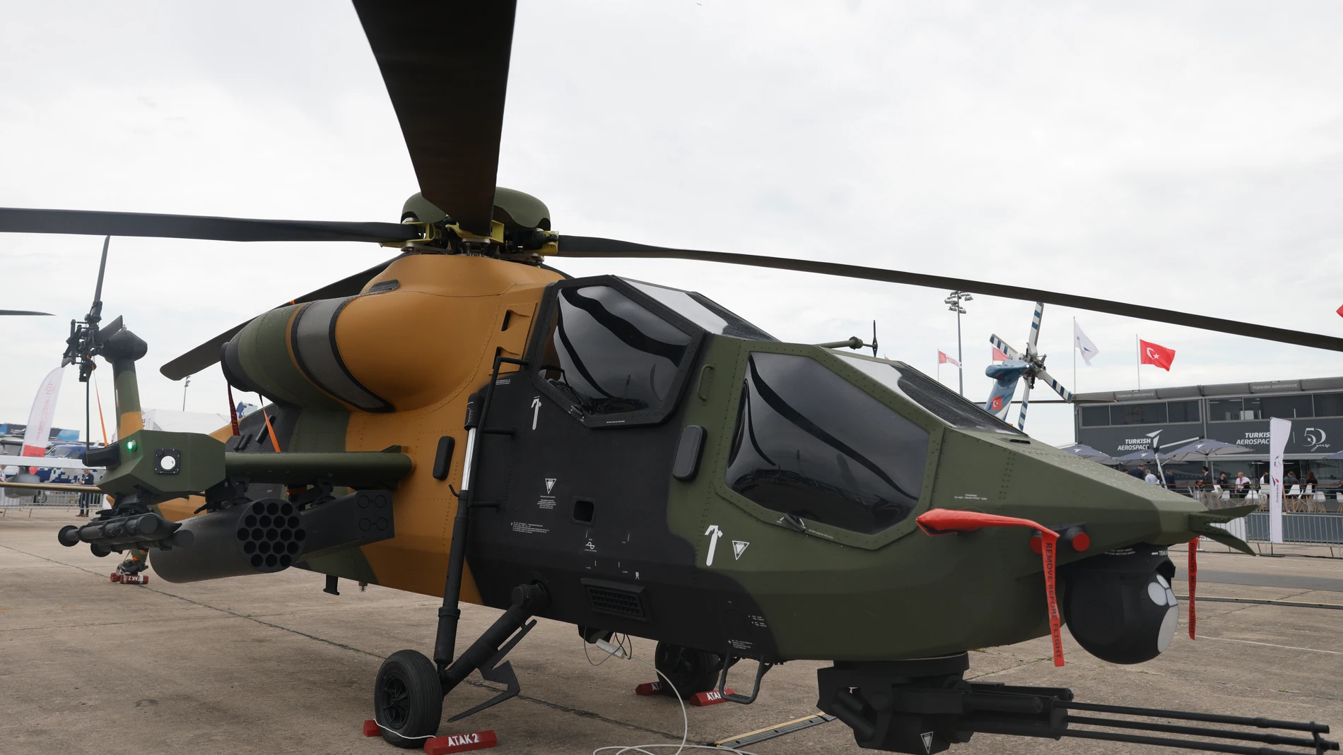 Un T929 Atak 2, helicóptero de ataque desarrollado por Turkish Aerospace Industries, en el Paris Air Show 2023