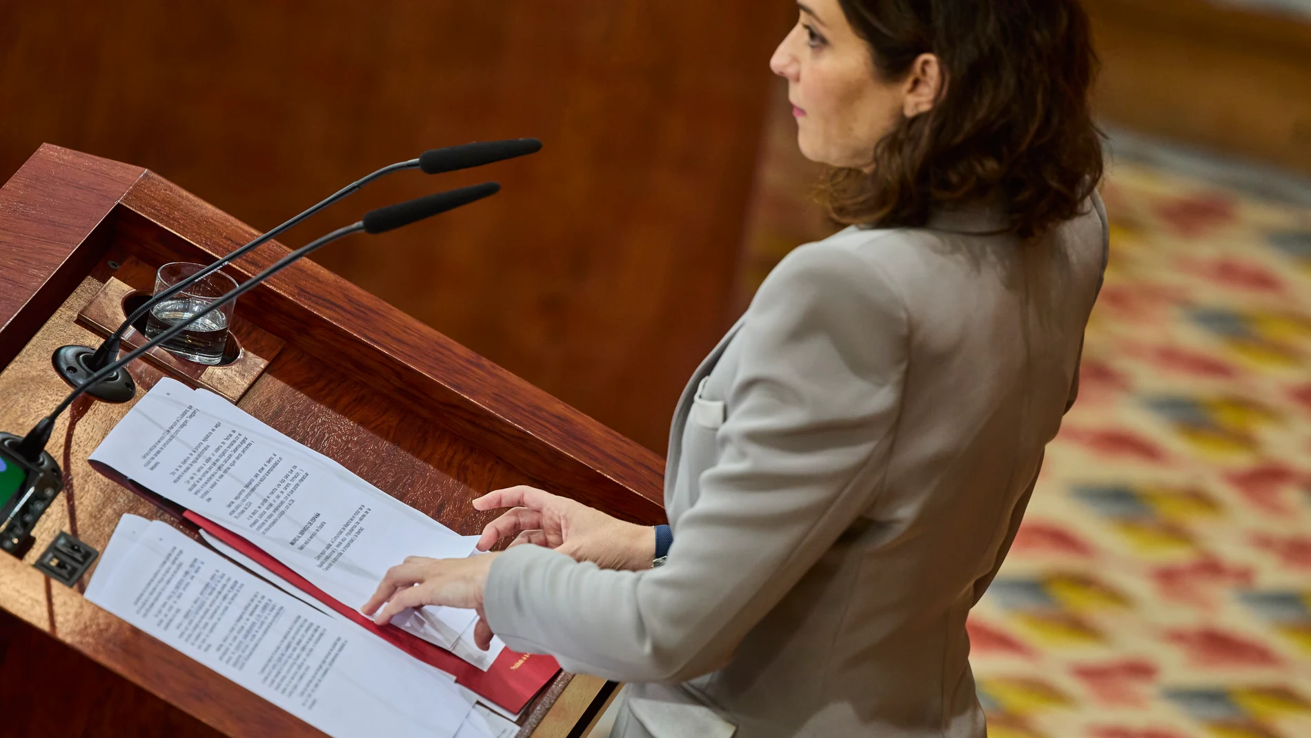 Isabel Díaz Ayuso al finalizar su intervención en el debate de su investidura, este miércoles en la Asamblea de Madrid. . © Alberto R. Roldán / Diario La Razón. 21 06 2023
